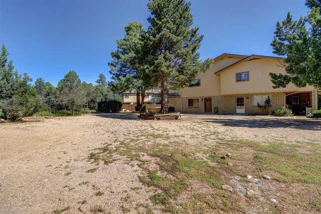 Building Photo - Townhome between Downtown and Thumb Butte!