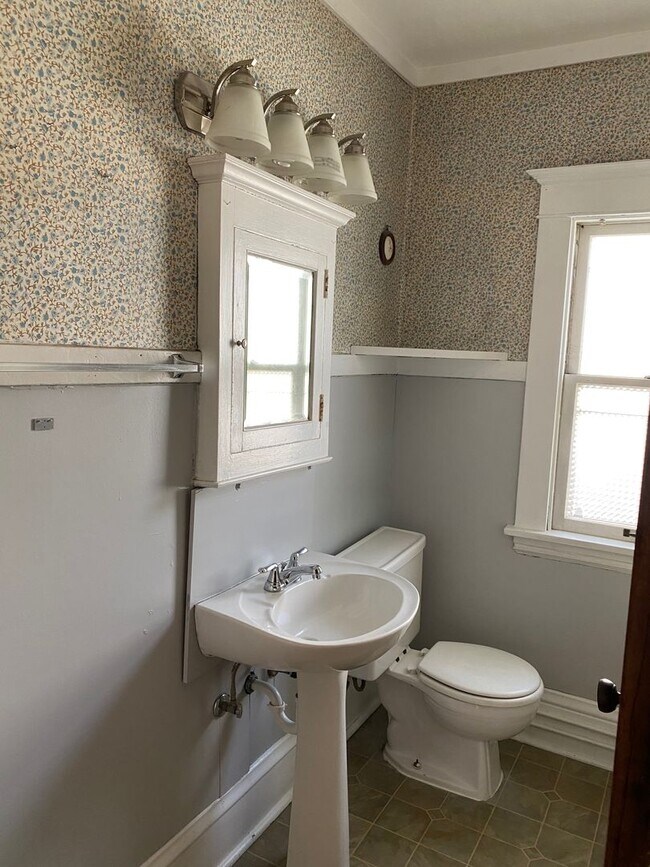 Building Photo - 5 Bedroom / 2 Bath in Dinkytown September ...