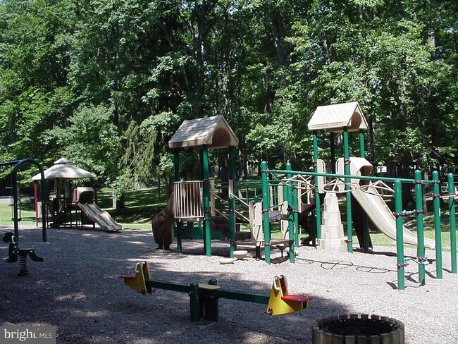 Building Photo - 120 Eaton Dr