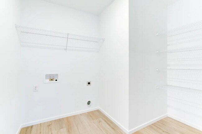 Building Photo - 6130 Crestner Dr SW