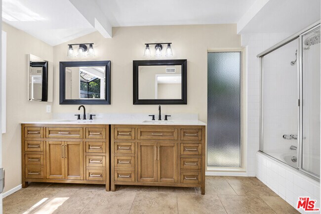 Building Photo - 26572 Academy Dr