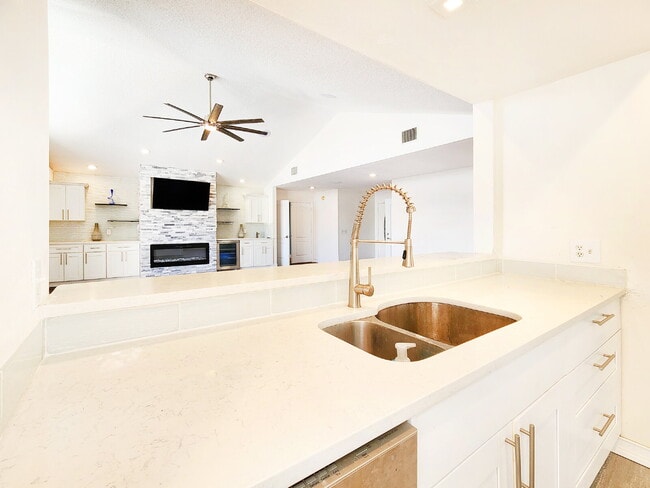 Building Photo - "3-Bed, 3-Bath Gem in New Port Richey with 2,233 Sq Ft of Living Space!"