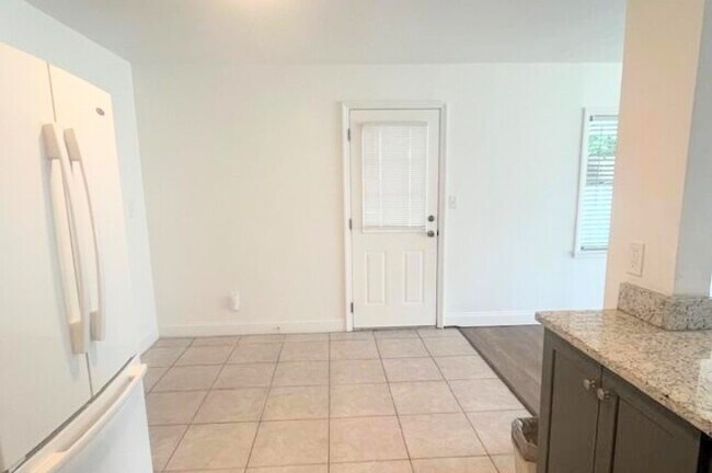 Building Photo - 2713 Silver Lake Dr