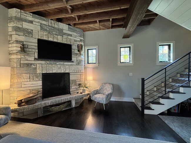 Building Photo - 57 Taconic Rd