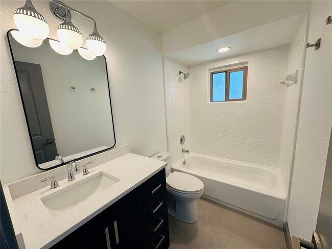 Building Photo - 1304 E Gore St