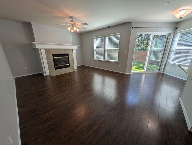 Building Photo - 4 Bedroom, 2.5 Bath DuPont Home!