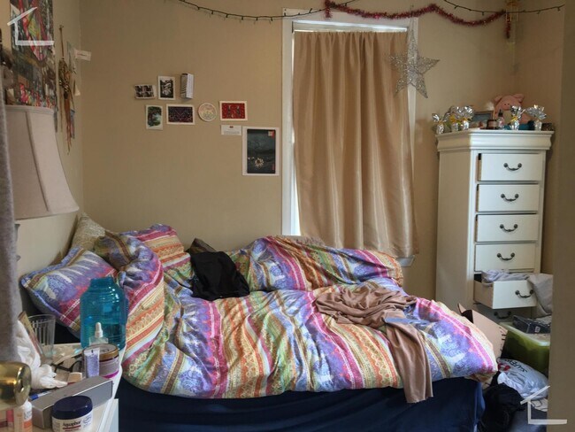 Building Photo - No Brokers Fee, Large Unit Walking Distance to BU. Large Deck, Laundry, Eat-in Kitchen, Lots of S...