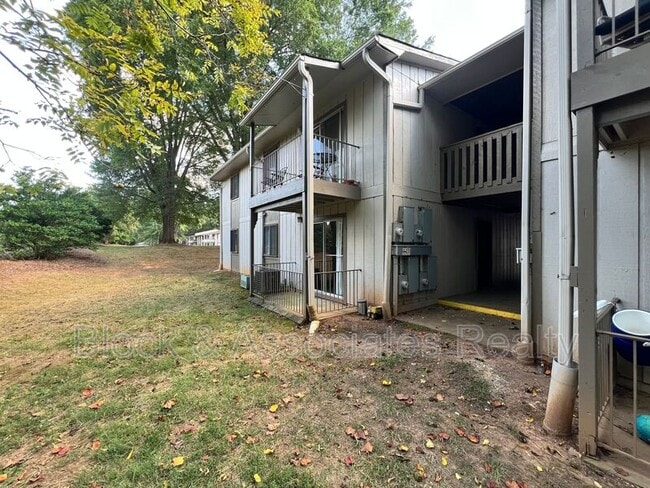 Building Photo - 2250 Sunderland Rd