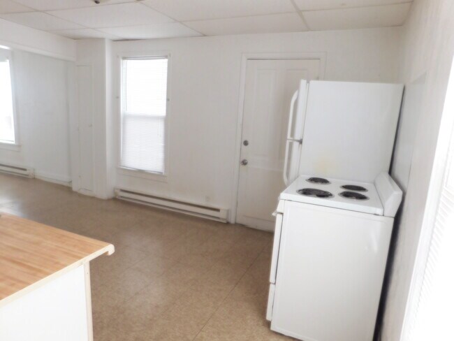 Building Photo - 309 W Elk St