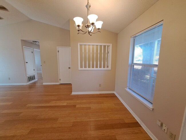 Building Photo - Remodeled 3BR/2BA home in great central lo...