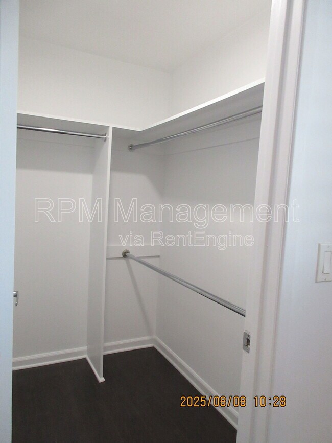 Building Photo - 20327 Saticoy St