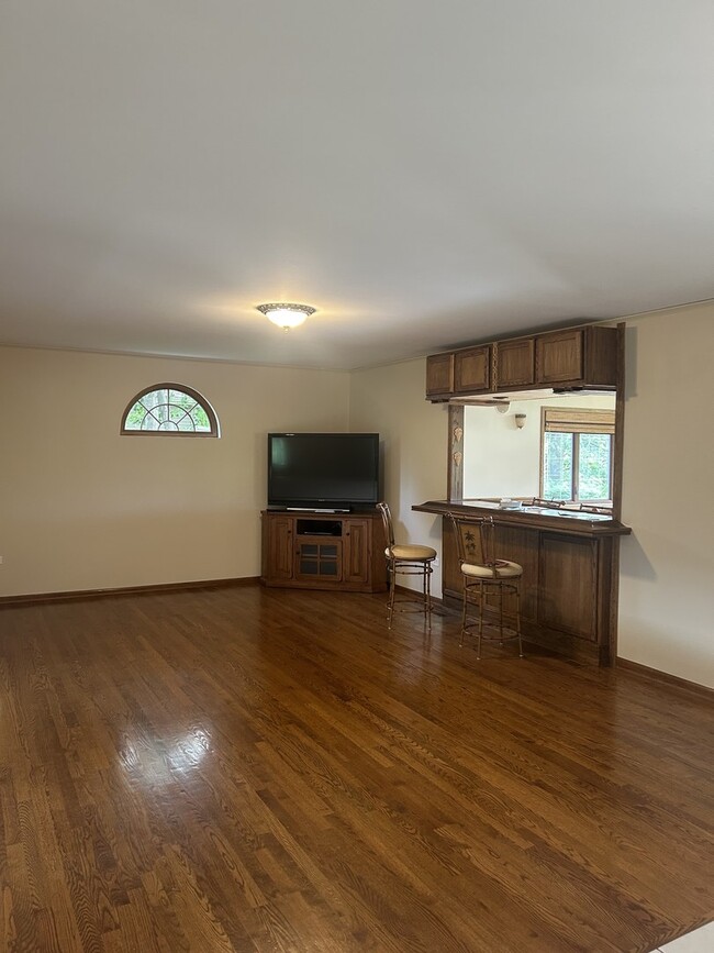 Building Photo - 527 Springwood Ln