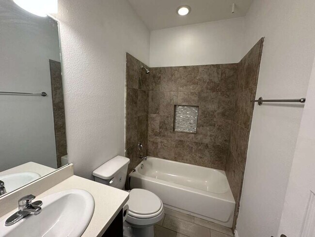 Building Photo - "Charming 2-Bed, 2-Bath Gem on Valeria Street - Perfect Edinburg Retreat!"