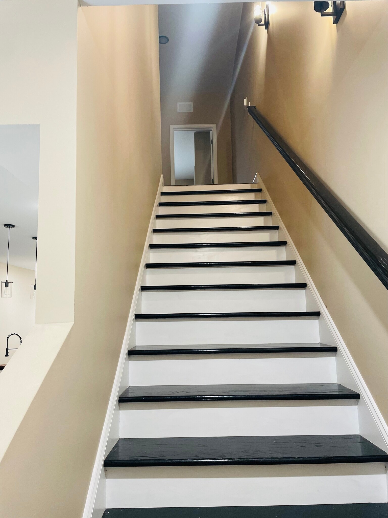 Building Photo - 261 Fairway Dr