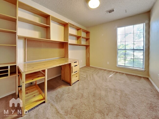 Building Photo - 633 Albrook Dr