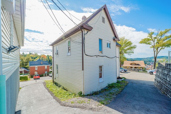 Building Photo - 3 Bedroom/ 1.5 Bathroom House -Near WVU Ma...