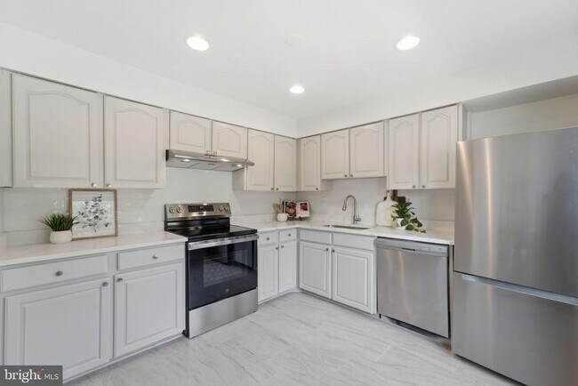 Building Photo - 5603 Independence Cir