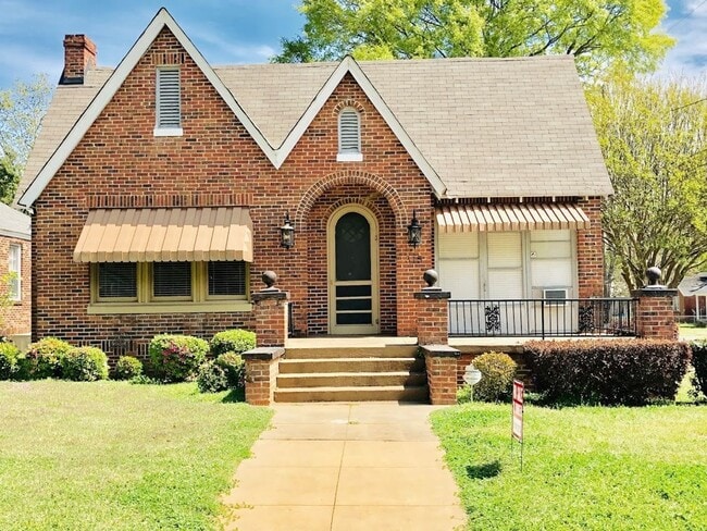 Primary Photo - ROMANTIC DETAILS & a Cottage Feel! 3 Bedro...