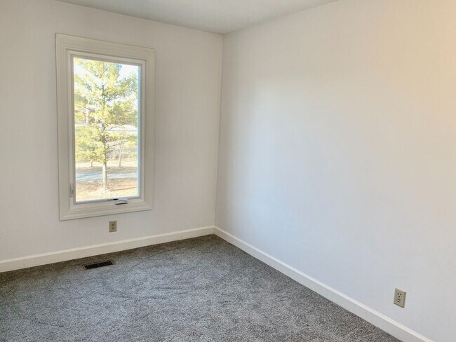 Building Photo - 3 Bedroom 2 bath TownHome
