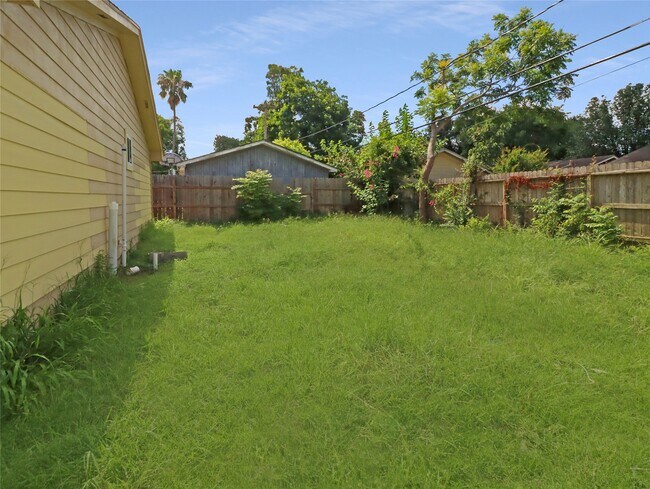 Building Photo - 8711 Shadow Crest St