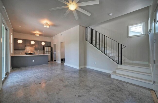 Building Photo - 1006 E 8th St