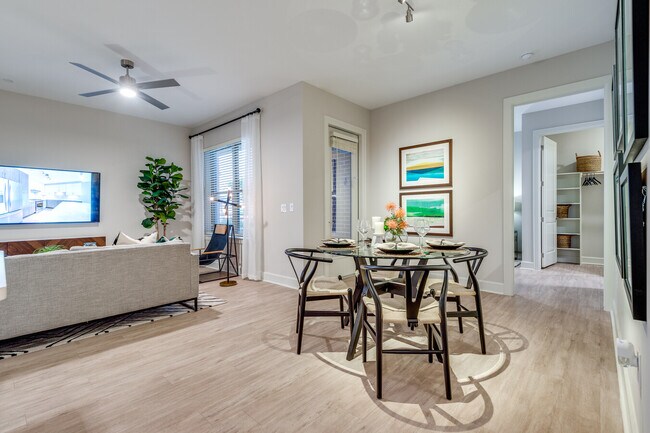 Building Photo - City Living, Extra Perks – Up to 1 Month F...