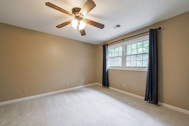 Building Photo - 10565 Shallowford Rd