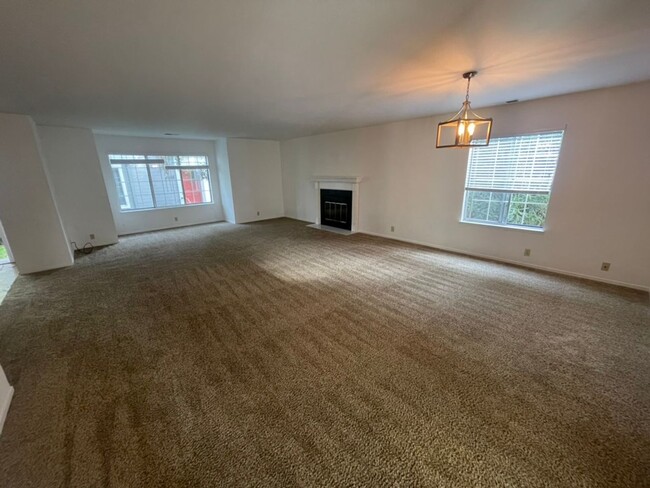 Building Photo - Large three-bedroom condo with huge Living...