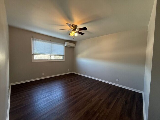 Building Photo - 2 Bedroom Unit was recently renovated.  Live walking distance from the downtown square or steps f...