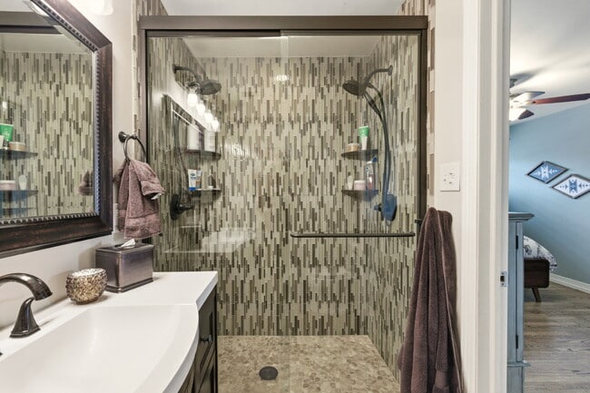 Building Photo - Beautiful 4 Bedroom/3 Bathroom Home in University Hills Area!