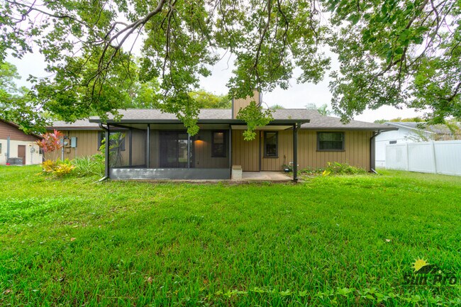 Building Photo - 2025 Willow Oak Dr