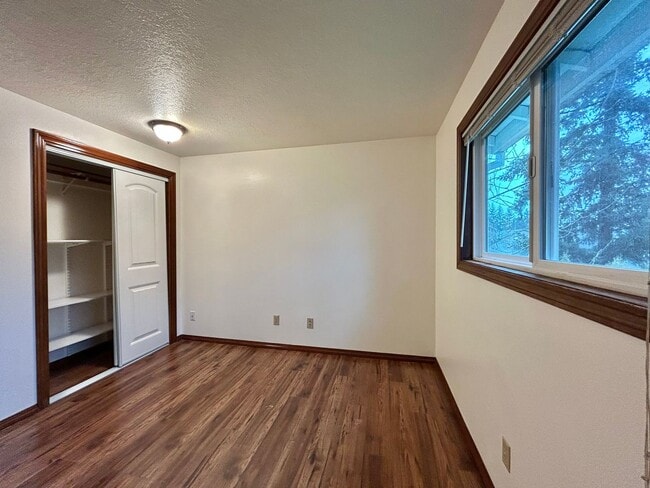 Building Photo - Timeless 5 Bed, 2.5 Bath Home - SW Beaverton