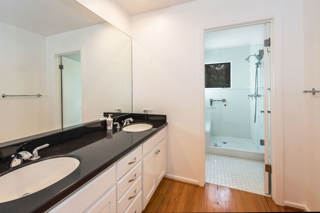 Building Photo - Spacious 3BD/2.5BA Mesa Townhome! (Walking...