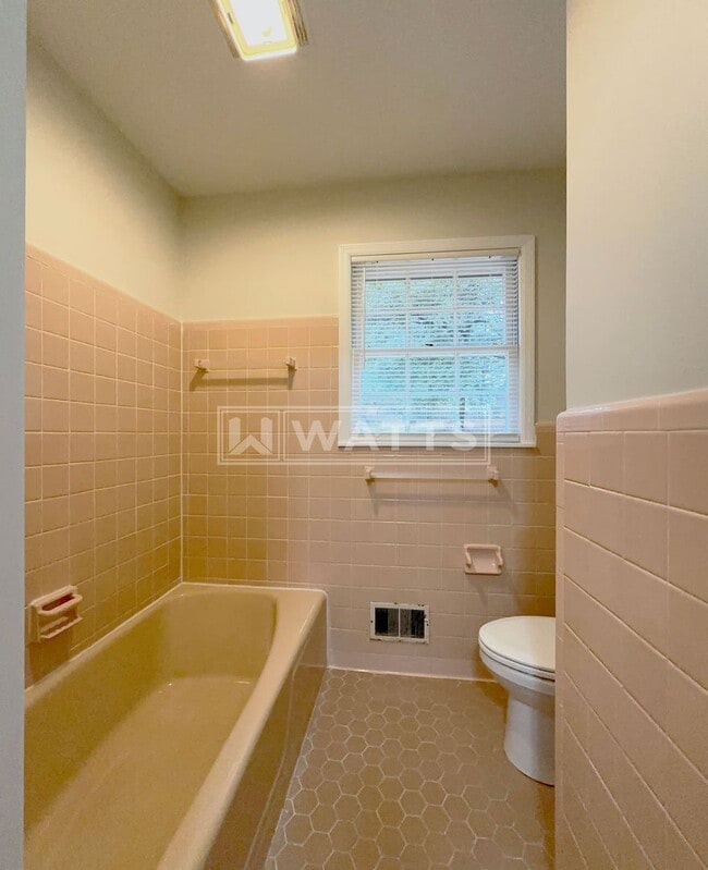 Building Photo - Charming & Spacious 3-Bed Home in City of Hoover