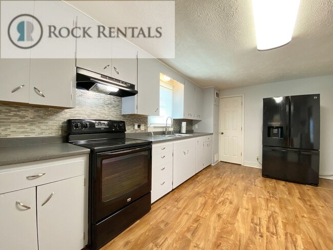 Building Photo - Updated 3 Bed 1 Bath with Small Fenced Backyard