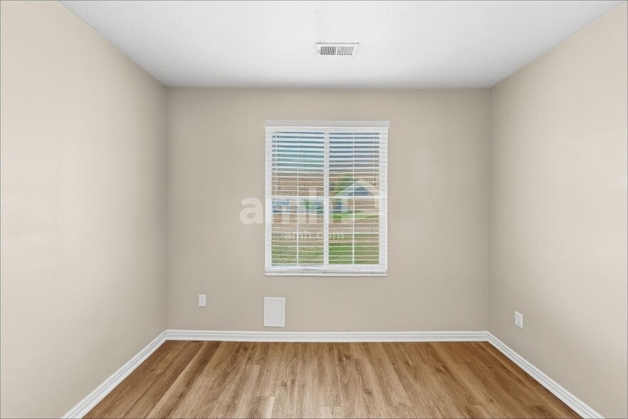 Building Photo - 555 E 700 N