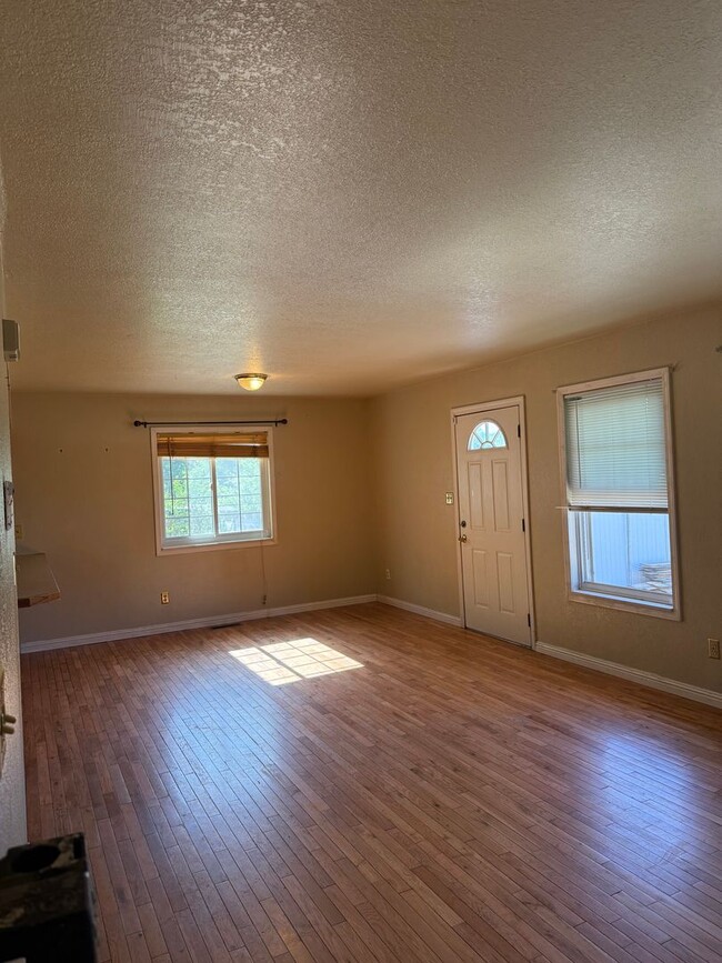 Building Photo - 3 bed, large yard