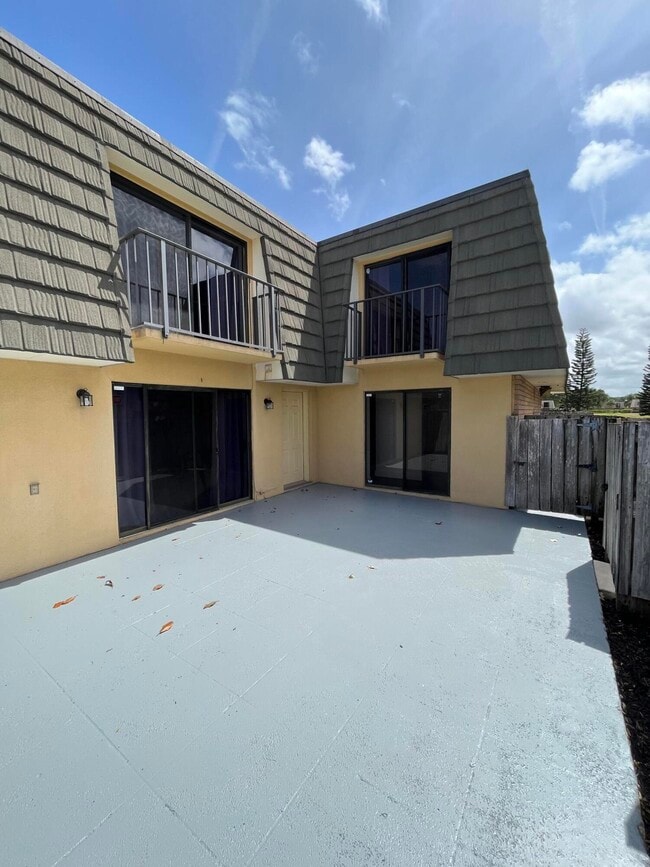 Building Photo - 904 9th Way