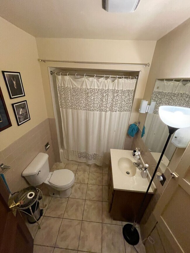 Building Photo - 223 Taylor Ave