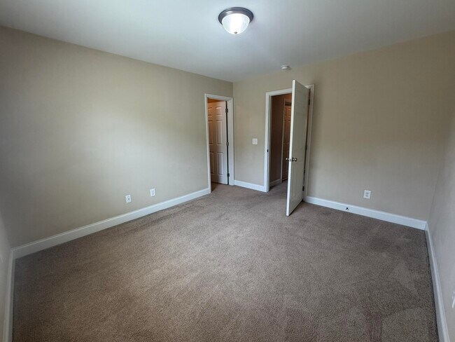 Building Photo - 2850 Foxcroft Cir