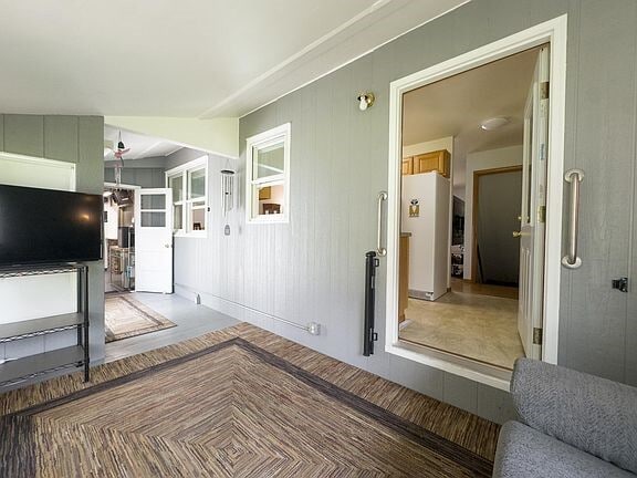 Building Photo - 525 Maple Ln