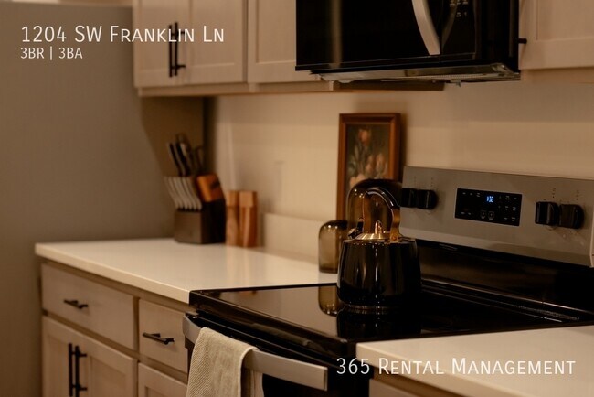 Building Photo - 1204 SW Franklin Dr