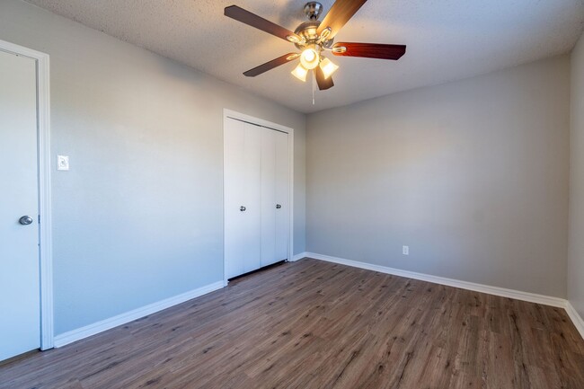 Building Photo - ** Move-In Special ** Beautiful 3 Bed 2 Ba...