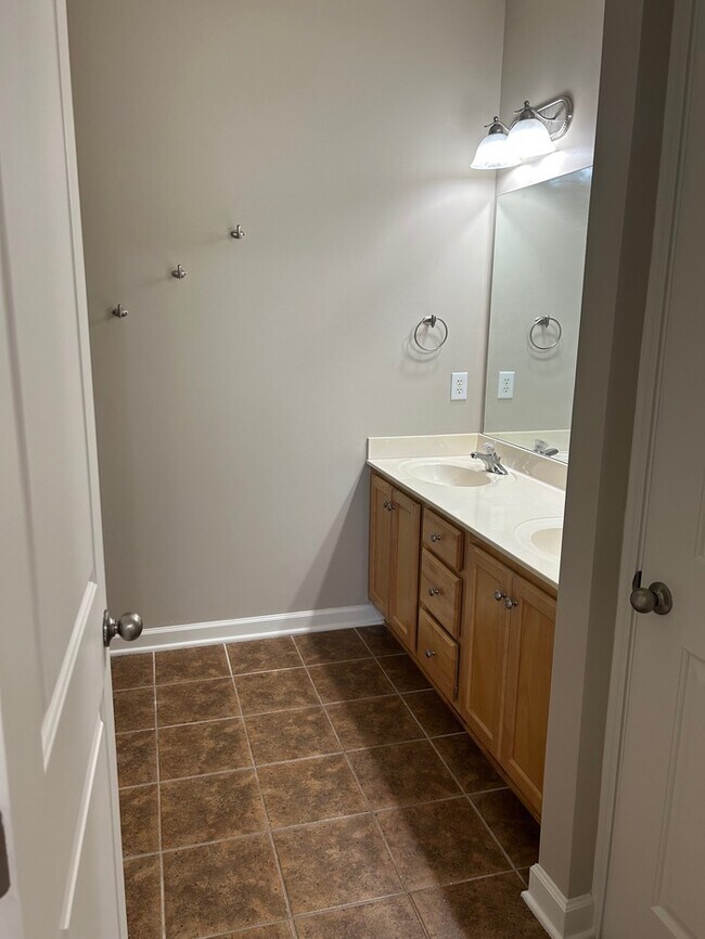 Building Photo - Beautiful 2 Bedroom 2.5 Bath Townhouse inn Prime Nashville Location