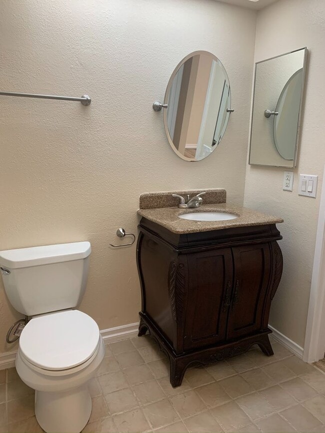 Building Photo - 2 bed / 2 bath unit in RSM available August 6th!!