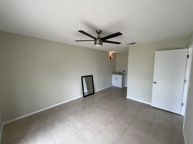 Building Photo - 210 SW Sterret Cir