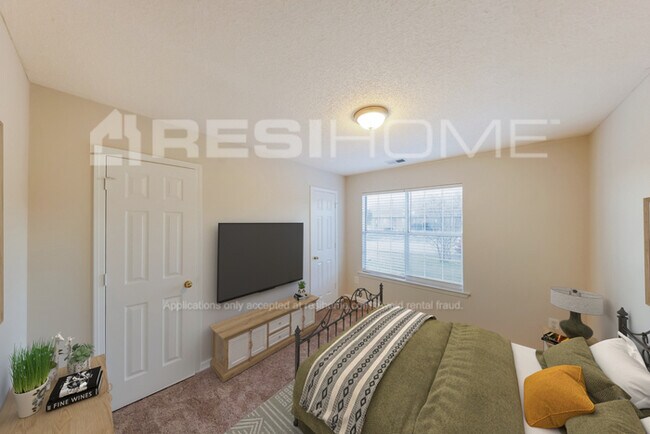 Building Photo - 1324 Royalty Dr