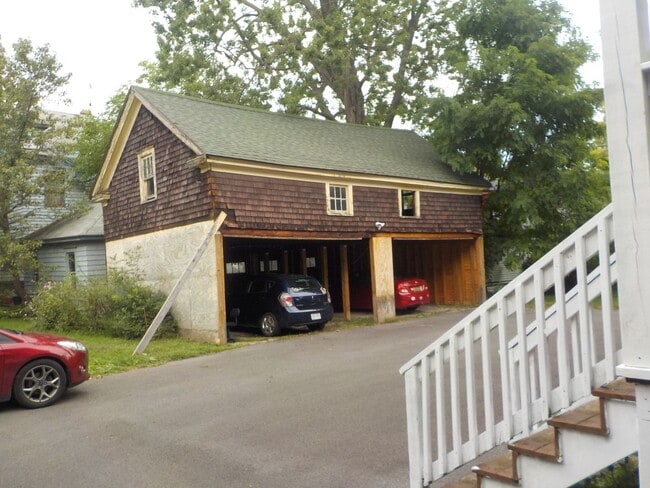 Building Photo - AVAILABLE 6/1/26 - Large House Available O...