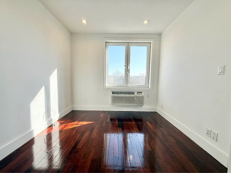 Building Photo - 39 Suydam St