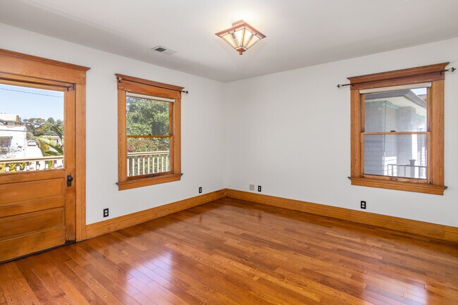 front / master bedroom with door to balcony - 847 E Kensington Rd